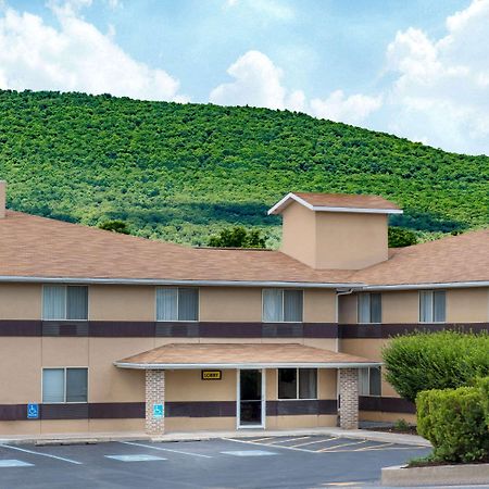 Super 8 By Wyndham Burnham/Lewistown Hotel Exterior foto